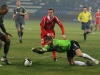 Tomasz Zahorski (Górnik) w walce o piłkę z Cierzniakiem i Hernanim (Korona)