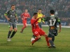 Daniel Sikorski (Górnik) w starciu z Pavolem Stano (Korona)